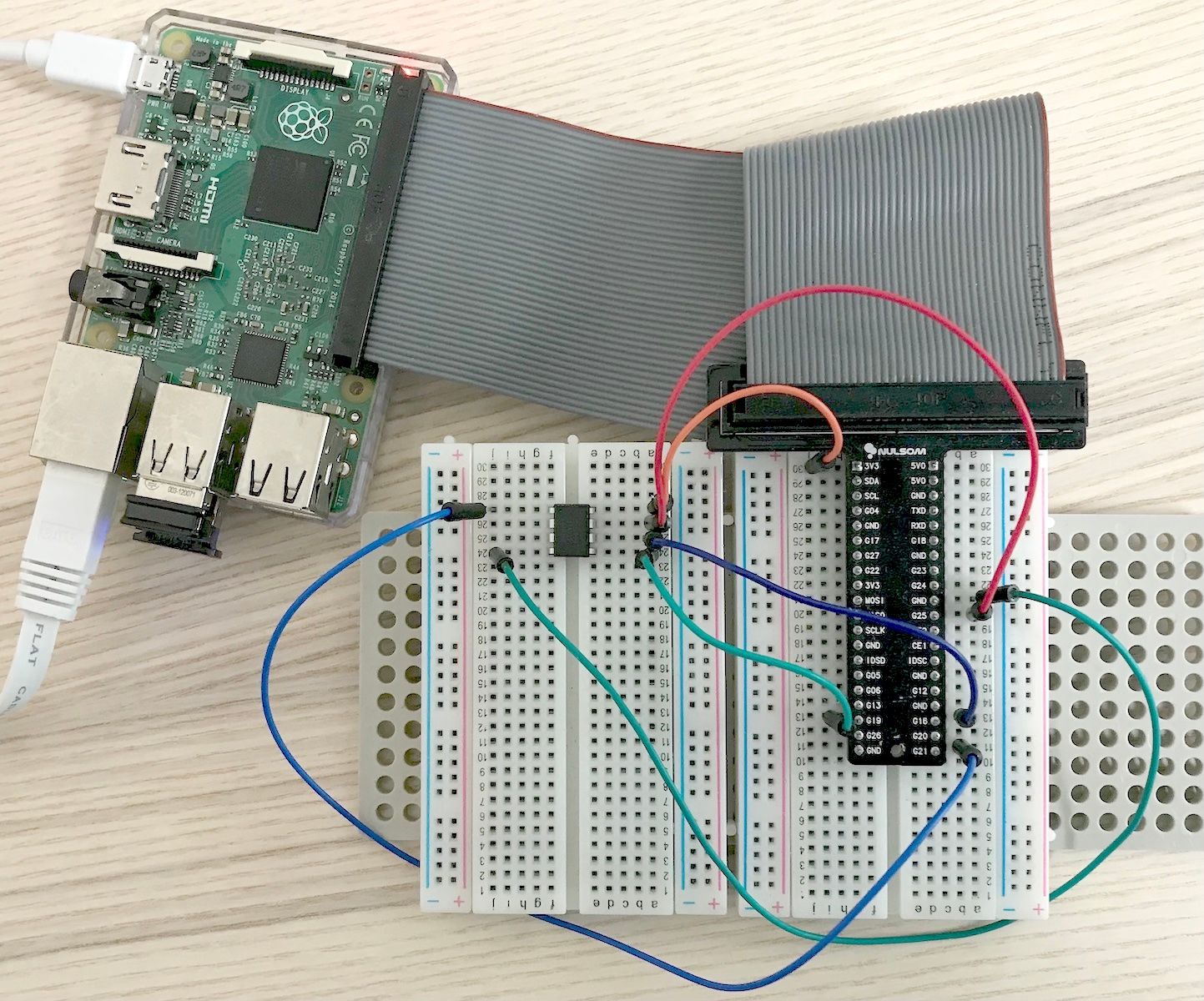 ATtiny85とRaspberry Pi GPIOの配線の写真